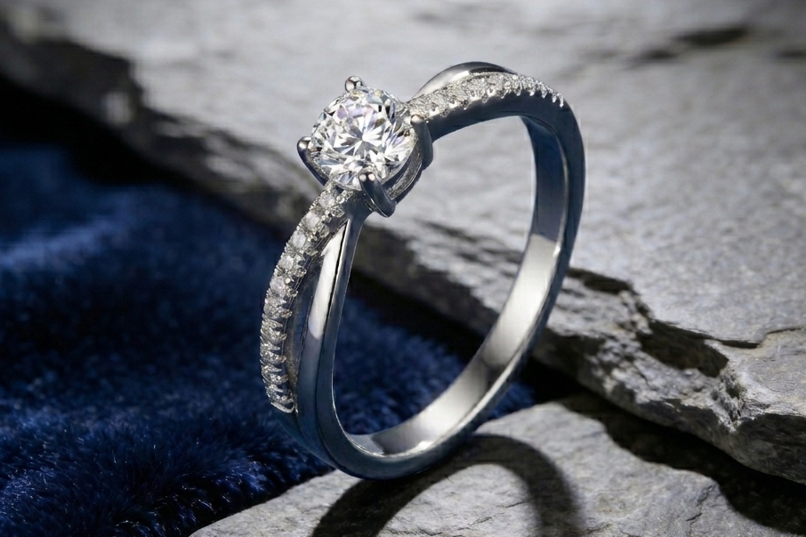 LUEUR - 0.4ct Twisted Pave Moissanite Solitaire | 925 Sterling Silver